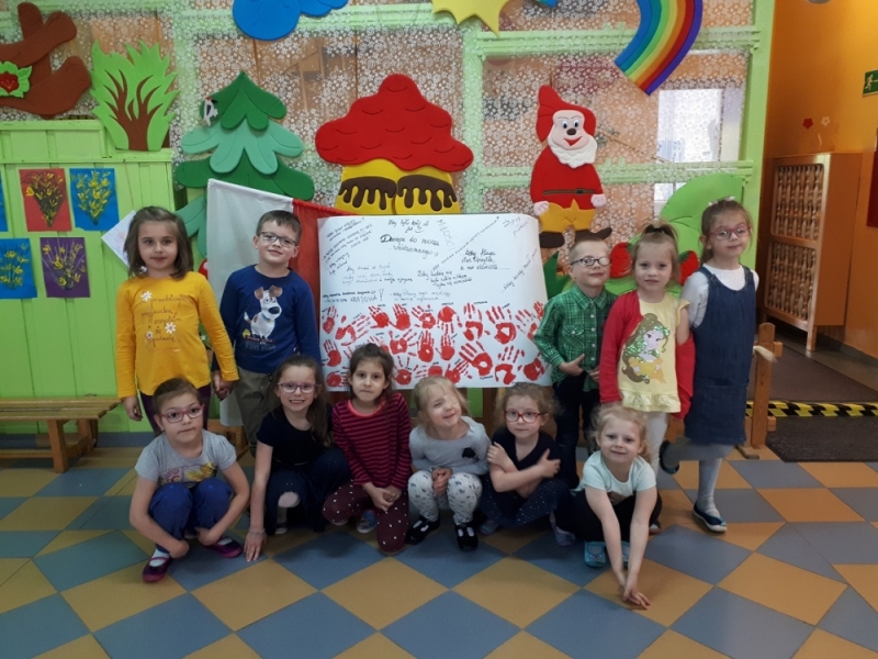 Legnica: Przedszkolaki stworzyły biało-czerwoną flagę - Fot: K. Kurczab