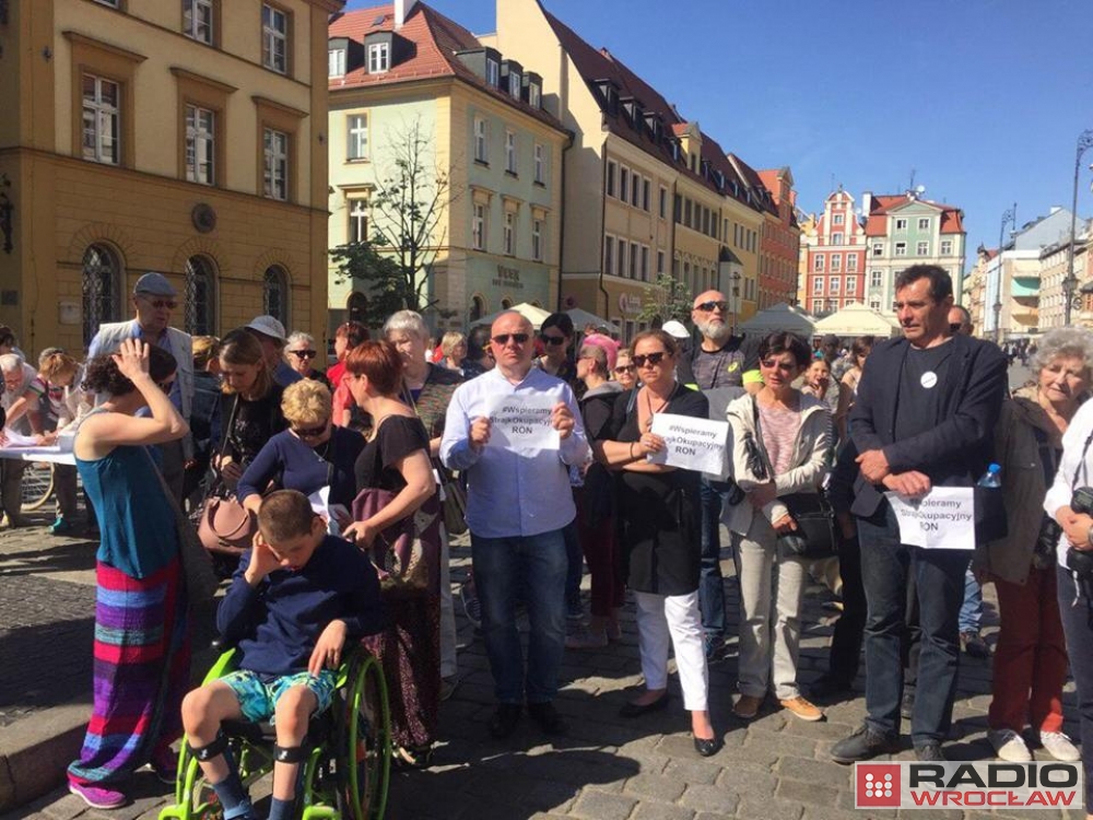 Kilkadziesiąt osób poparło protest rodziców i opiekunów osób niepełnosprawnych - Fot. Piotr Osowicz