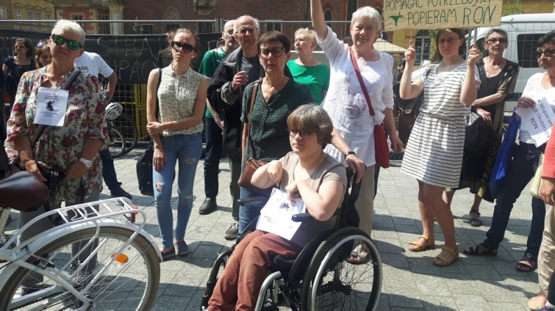 Wrocław solidarny z protestującymi opiekunami osób niepełnosprawnych - Fot: P. Gałecki