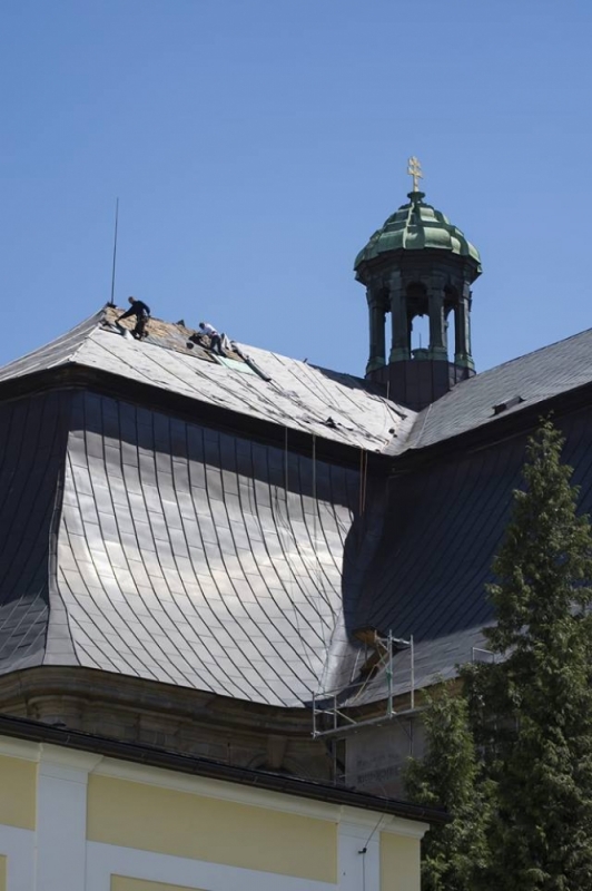 Naprawiają dach Bazyliki w Krzeszowie. Zniszczył go Orkan Grzegorz - fot. Facebook