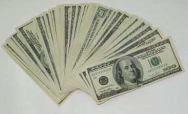Policja już wie, kto zgubił 10 tys. dolarów? - Na zdjęciu znalezione dolary (Fot. www.dolnoslaska.policja.gov.pl)