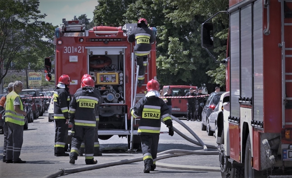 Pożar przy ulicy Traugutta. Palą się garaże - (fot. archiwum Radia Wrocław)