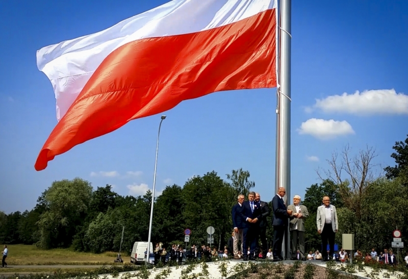 Nad Wrocławiem powiewa flaga Polski zawieszona na 30-metrowym maszcie [WIDEO] - fot. Radosław Bugajski