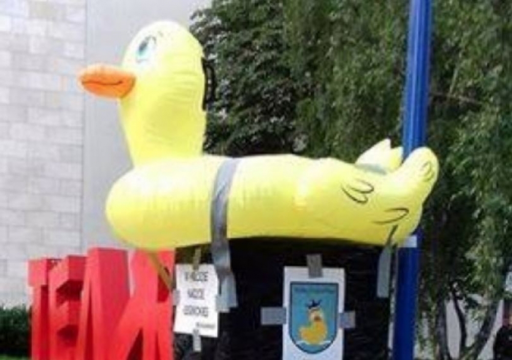 "Śmiech wrogom ojczyzny". Gumowa kaczka w centrum Wrocławia - fot. Żółta Alternatywa