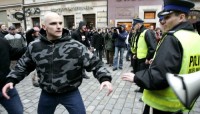 Wrocław: urzędnik tłumaczy, dlaczego pozwolił na wiec rasistów (Posłuchaj) - Demonstracja zwołana przez NOP i Zadrugę 21 marca we wrocławskim Rynku (Fot. Janusz Wójtowicz / "Polska - Gazeta Wrocławska")