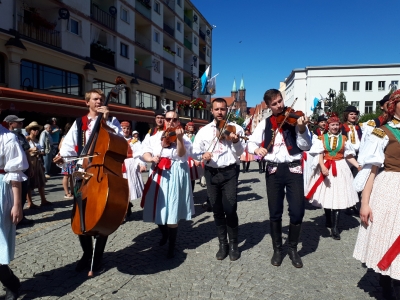 Festiwal "Świat pod Kyczerą". Barwny korowód w Legnicy [FOTO] - 0