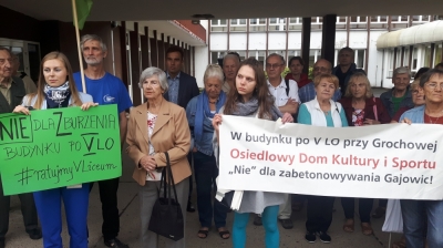 Wrocław: Protest mieszkańców. Nie zgadzają się, by teren po dawnym liceum trafił w ręce deweloperów