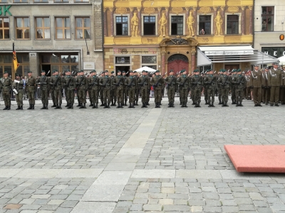Mają za sobą 5 lat studiów, a na pagonie pierwsze gwiazdki oficerskie - 2