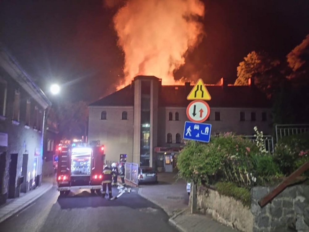 Nocny pożar w Jedlinie Zdroju. Ewakuowano 21 osób - fot. Uzdrowisko Jedlina/FB