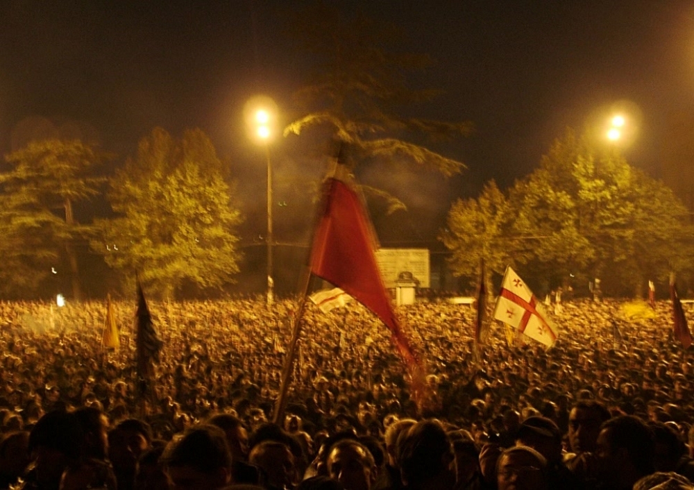 Sejmik wojewódzki wyraża solidarność z narodem gruzińskim i oddaje hołd ofiarom konfliktu - Rewolucja róż, Manifestacje w Tbilisi (fot. Wikipedia)
