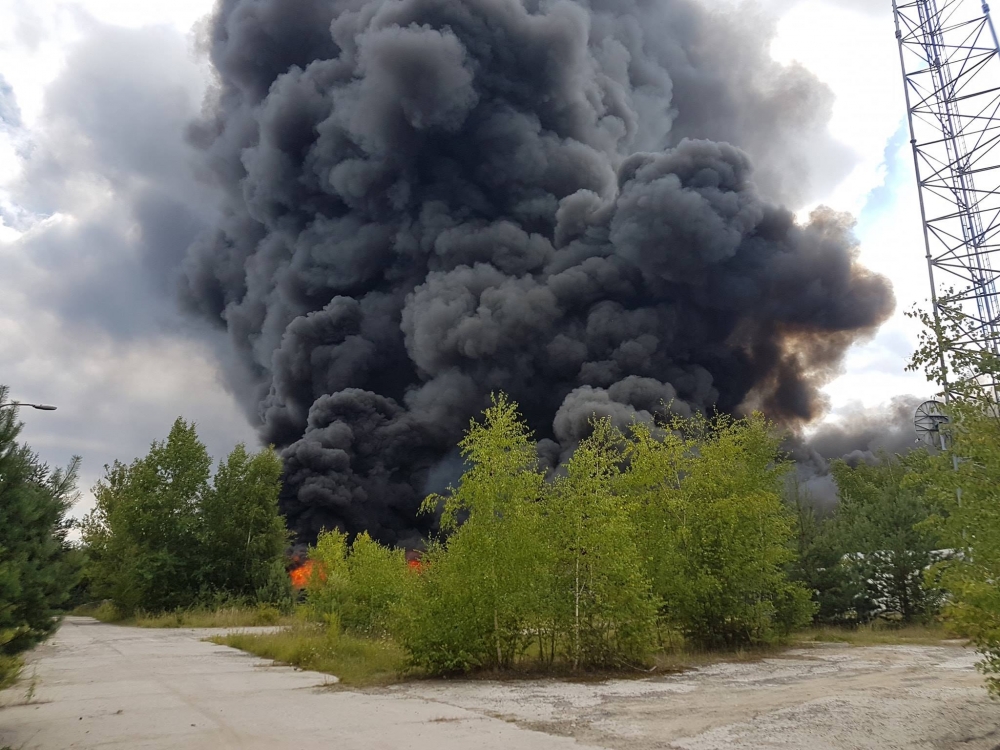 Pożar nielegalnego składowiska odpadów chemicznych niedaleko Polkowic [FOTO] - fot. 112 Polkowice