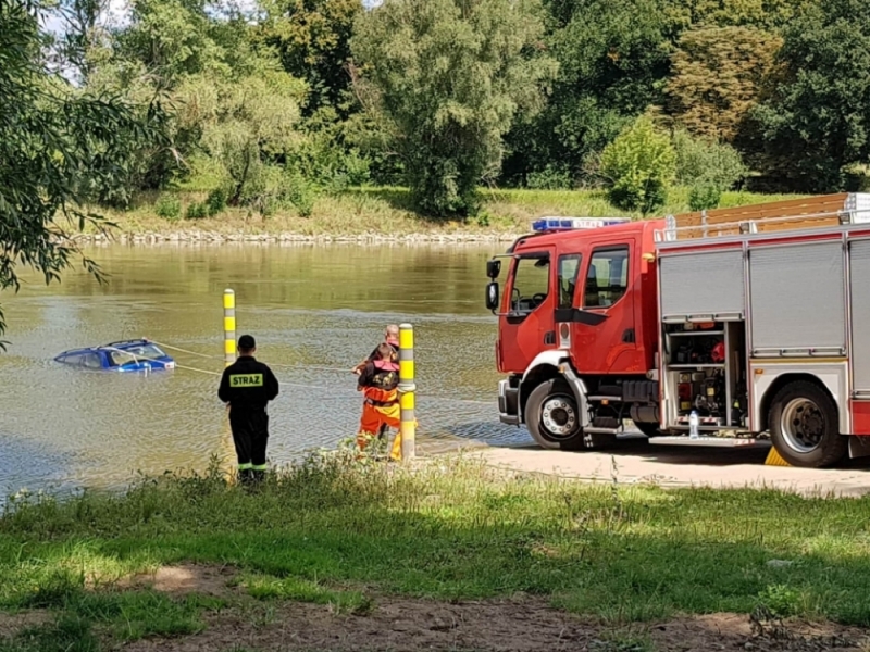 Ręczny nie wytrzymał. Samochód wpadł do Odry [ZOBACZ] - (fot. newslubuski.pl)