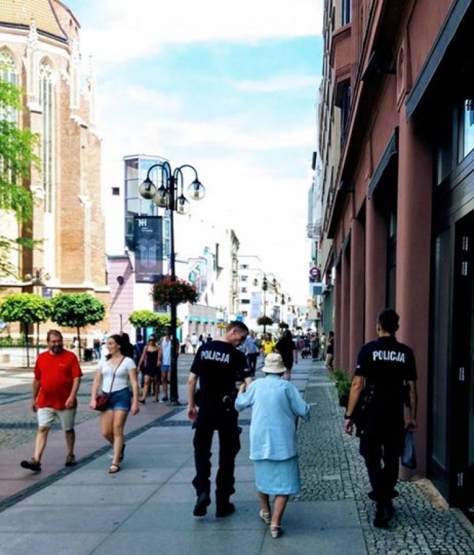 Policjanci pomogli 90-latce. Ich interwencję pokochali internauci [ZOBACZ] - (fot. facebook)