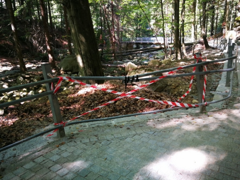 Zniszczone bariery na trasie do Wodospadu Szklarki - fot. Piotr Słowiński