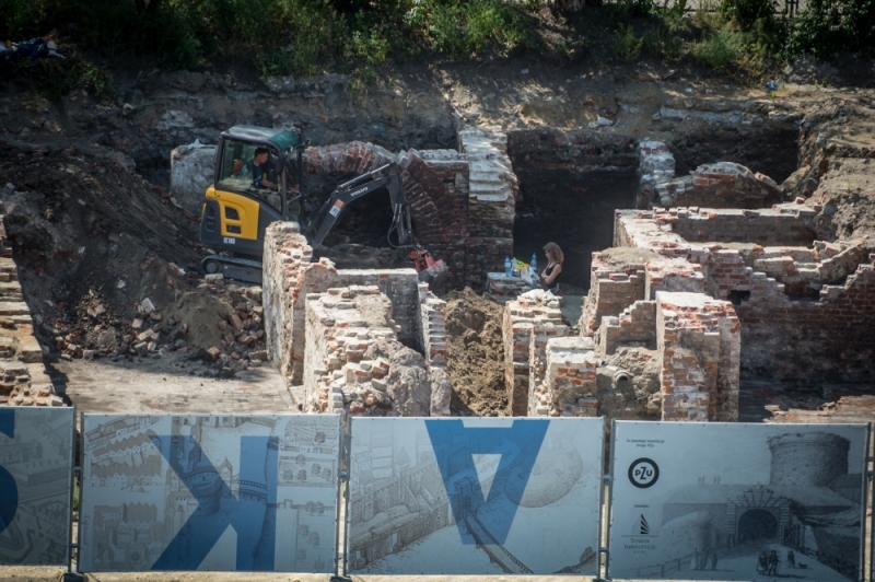 Fragmenty murów piwnicznych z XIX wieku na budowie w centrum miasta [ZDJĘCIA] - (fot. Andrzej Owczarek)