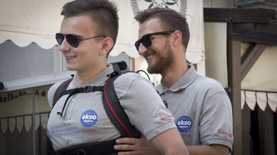 "Michał idzie przez Polskę". Niepełnosprawny przespacerował się po Rynku w egzoszkielecie [WIDEO] - 4