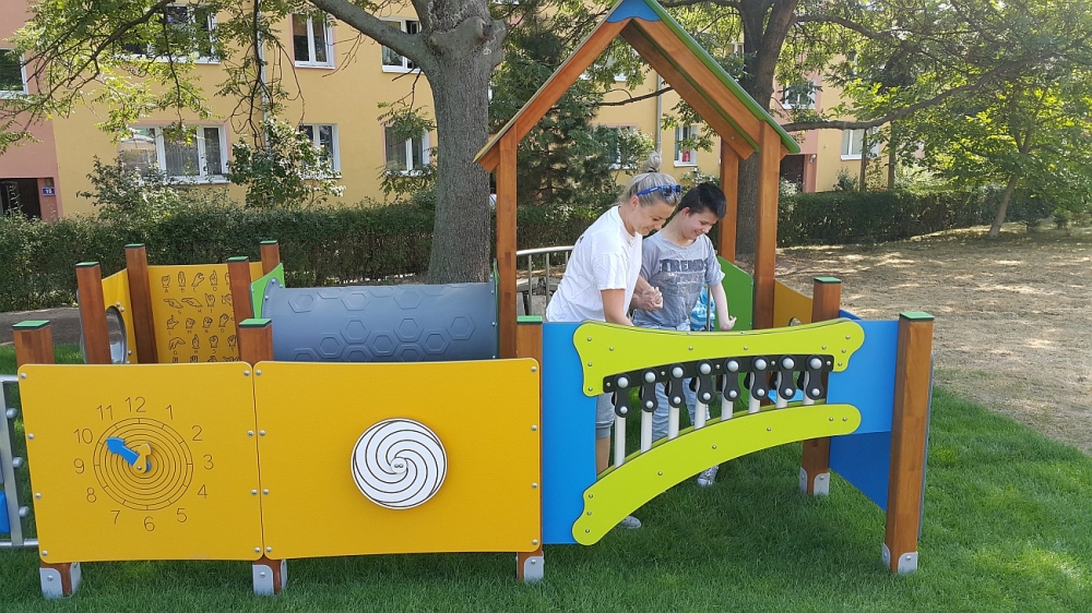 W Świdnicy powstał pierwszy w Polsce plac zabaw dla niepełnosprawnych dzieci [ZDJĘCIA] - zdjęcia: Bartosz Szarafin