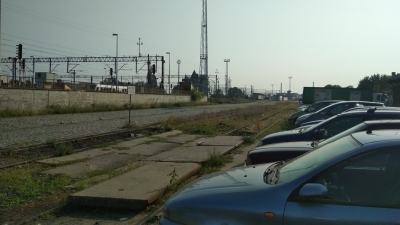 Legnica: Brak miejsc parkingowych przy dworcu i hektary wolnego placu obok - 0