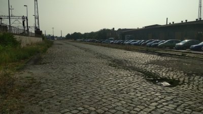 Legnica: Brak miejsc parkingowych przy dworcu i hektary wolnego placu obok - 1