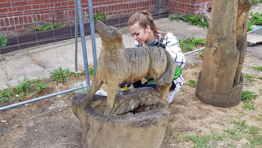 Legnica: Licealiści odrestaurowali zniszczone rzeźby z parku miejskiego - fot. Henryka Zdziech