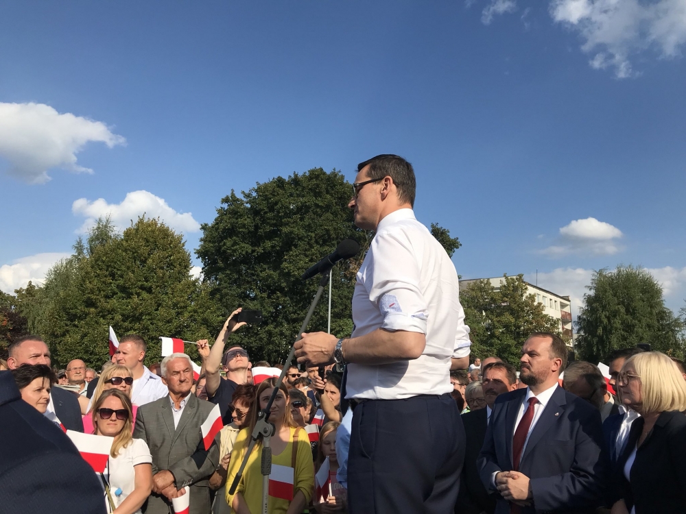 Morawiecki w Jelczu-Laskowicach: Obóz rządzący stara się przyciągać inwestycje - ludzie potrzebują miejsc pracy  - fot. twitter Prawa i Sprawiedliwości