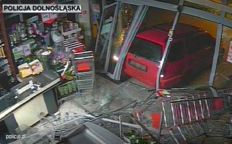 Autem wyważali sklepowe drzwi i kradli co popadnie [WIDEO] - fot. dolnoslaska.policja.gov.pl
