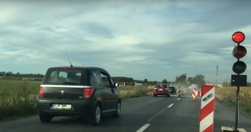 "Czekasz na czerwonym? Jesteś frajerem" [WIDEO] - (fot. kadr z YT)