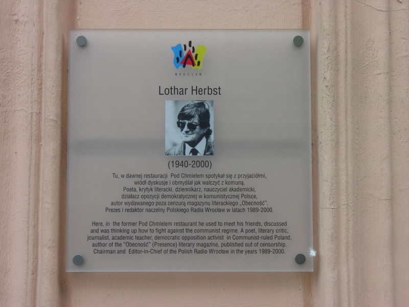 Nowe ulice we Wrocławiu. Patronem jednej z nich będzie Lothar Herbst, wieloletni prezes Radia Wrocław - Tablica ku czci Lothara Herbsta na jego ulubionej piwiarni we Wrocławiu (fot. Wikipedia)