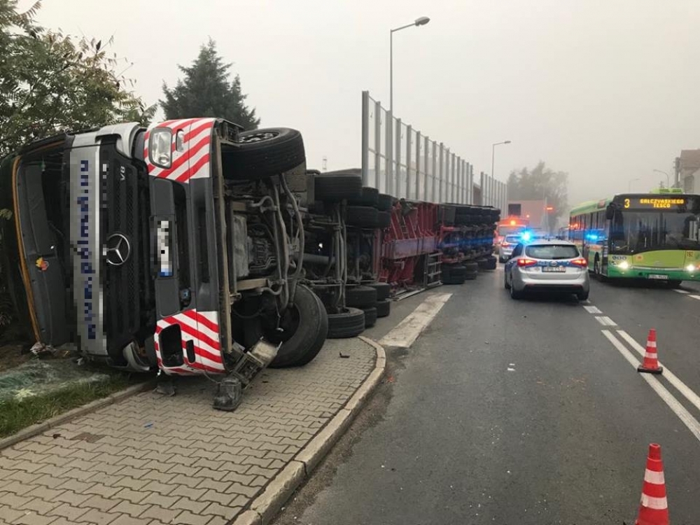 "Ciężarówka na boku". Kierowco, uważaj na utrudnienia - (fot. Andrzej Andrzejewski)