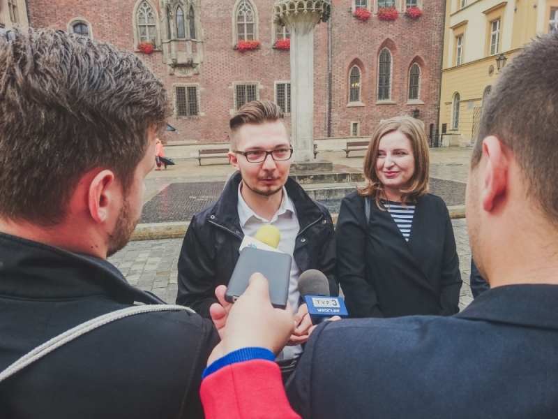 Obiecanki-cacanki? Grupa Jerzego Michalaka przypomina niespełnione obietnice włodarzy Wrocławia - fot. facebook #idzienowe