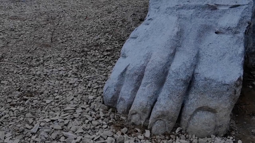 Gigantyczne stopy, a na nich blok skalny. Rzeźba ma być symbolem Szklarskiej Poręby - Fot: G. Stefanowicz