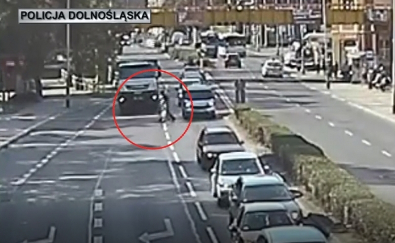 Policjant pomógł starszej kobiecie przejść przez ruchliwą jezdnię [WIDEO] - (fot. KMP w Legnicy)