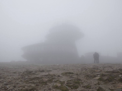 Śnieg, silny wiatr i marznąca mgła na Dolnym Śląsku [ZOBACZ]