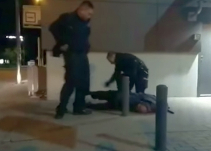 Groził przechodniom i wymachiwał nożem. Teraz usłyszał zarzuty [WIDEO] - (fot. Policja)