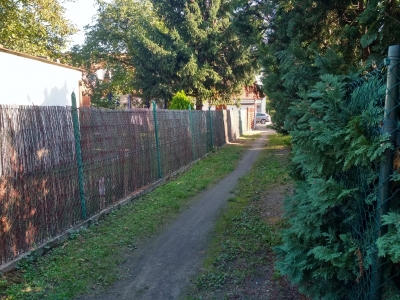 Na drodze stanął płot. Mieszkańcy bez dojazdu do garaży [POSŁUCHAJ] - 0