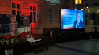 Kilkuset członk&oacute;w i sympatyk&oacute;w PiS spotkało się na konwencji wyborczej w Legnicy