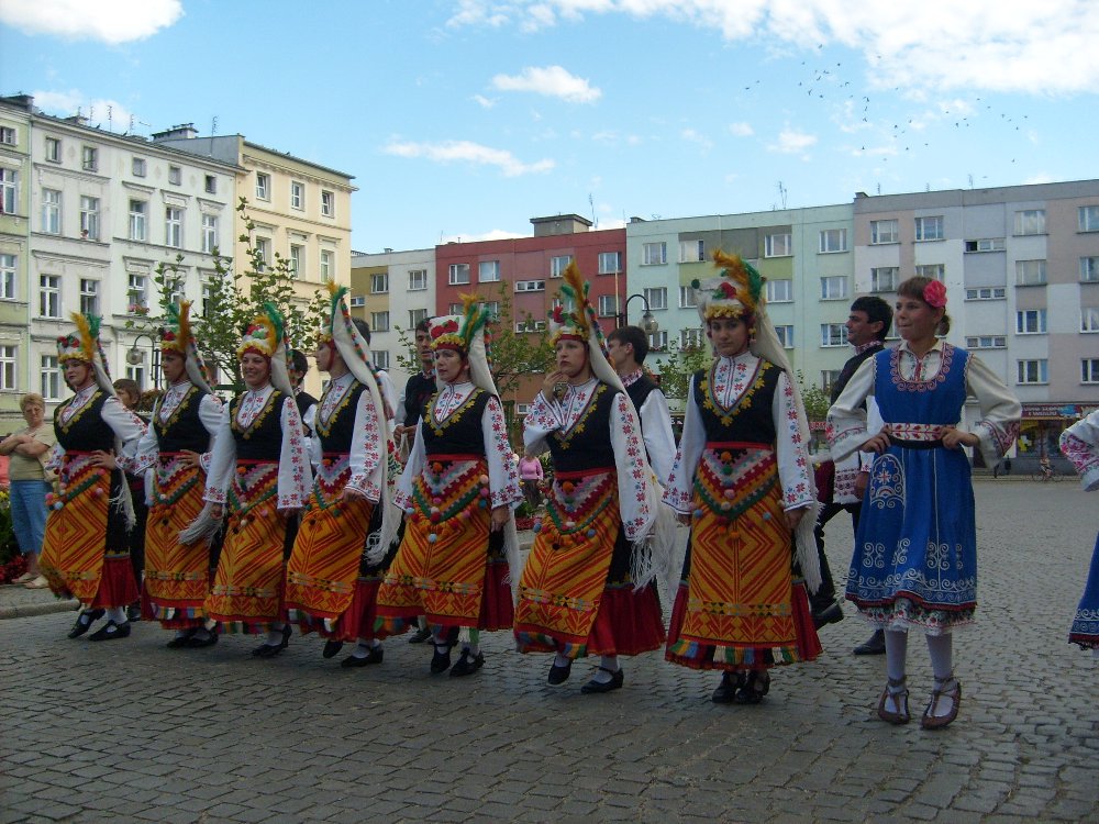 XVII Międzynarodowy Festiwal Folkloru w Strzegomiu - Zespół z Bułgarii na strzegomskim Rynku