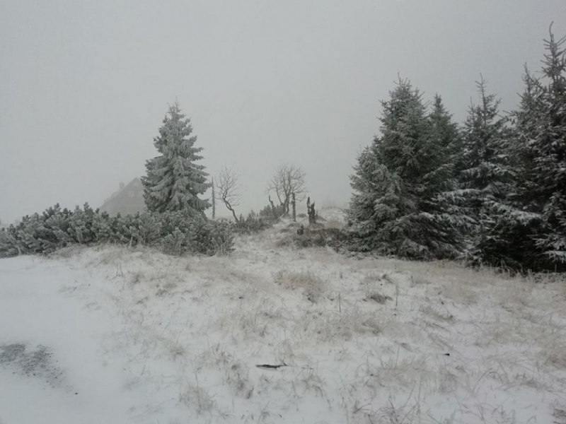 Zima nadciąga nad Dolny Śląsk. W Karkonoszach już biało! - fot. Facebook Karkonoski Park Narodowy