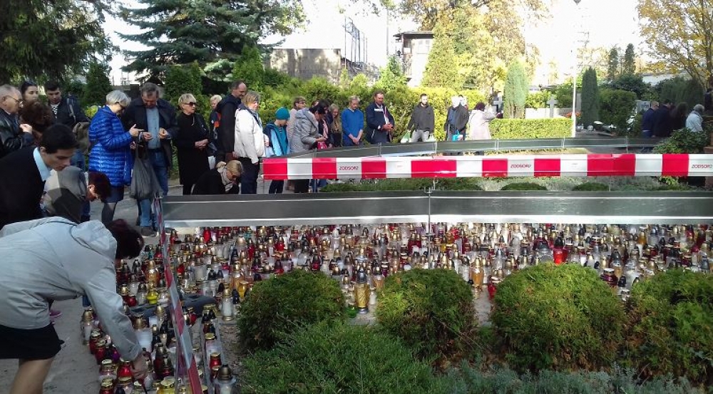 Tysiące wrocławian odwiedziło cmentarz Grabiszyński [POSŁUCHAJ] - fot. Marcin Obłoza