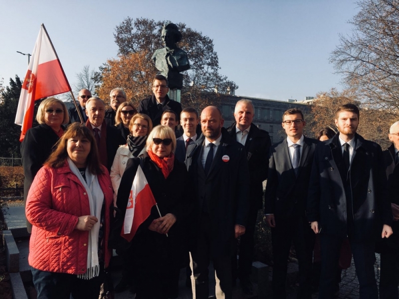Jacek Sutryk i Bogdan Zdrojewski złożyli kwiaty przed pomnikiem Paderewskiego - fot. Twitter @SutrykJacek