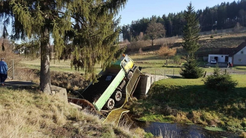 Stara Kamienica: Zawalił się most pod ciężarem ciężarówki [FOTO] - fot. Lwówek na sygnale 