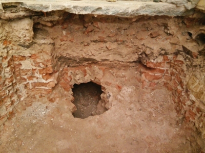 W gmachu głównym UWr odkryto piwnice piastowskiego zamku [ZOBACZ, POSŁUCHAJ]