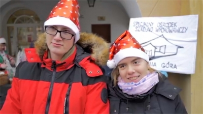 Szczeg&oacute;lne stoisko z ozdobami świątecznymi stanęło na Placu Ratuszowym w Jeleniej G&oacute;rze
