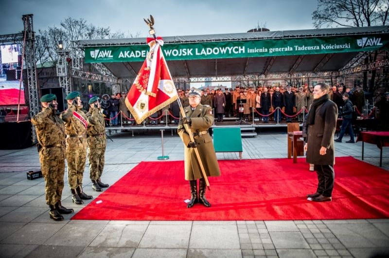 Uroczystość wręczenia nowego sztandaru Akademii Wojsk Lądowych [ZDJĘCIA] - fot. Andrzej Owczarek