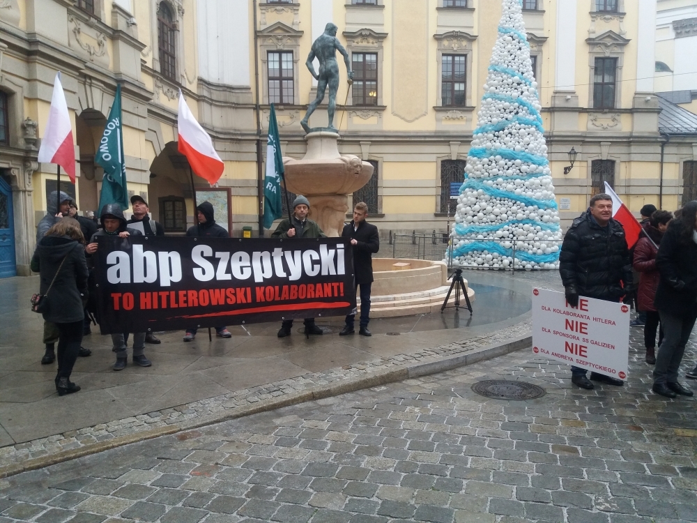 Protest przeciwko tablicy poświęconej arcybiskupowi Andrzejowi Szeptyckiemu - Fot. Piotr Kaszuwara