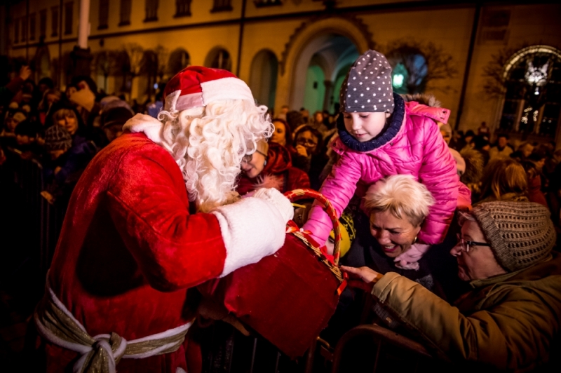 Choinka na wrocławskim rynku już się świeci. Pojawił się też Święty Mikołaj [ZDJĘCIA, WIDEO] - zdjęcia, wideo: Andrzej Owczarek