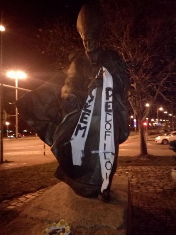 Szarfy z napisem "Kryłem pedofilów" na pomnikach papieża. Sprawą zajęła się policja - fot. Wrocławska Grupa Nieznanych Facebook