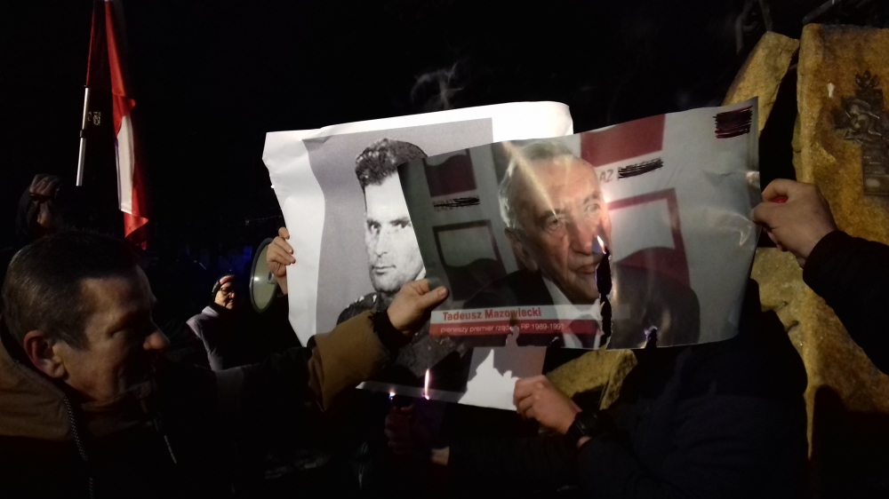 Wrocław: Prezydent zawiadamia prokuraturę. Chodzi o spalenie zdjęcia Mazowieckiego 13 grudnia - Fot: Marcin Obłoza