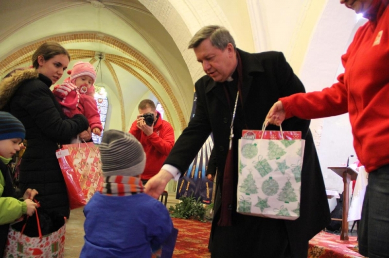 Dzieci i najbardziej potrzebujący otrzymali świąteczne paczki - fot. Twitter Abp Józef Kupny