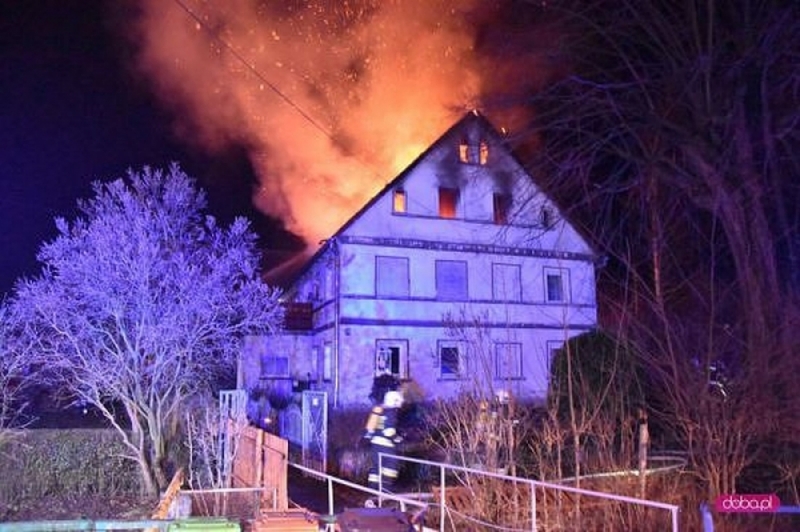 Tragiczny pożar na Dolnym Śląsku. Mieszkańcy stracili dach nad głową [ZOBACZ] - (fot. doba.pl)